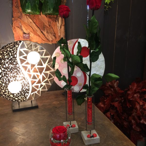 rose eternelle rouge grande tige avec vase
